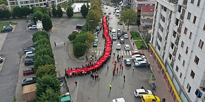 350 metrelik dev bayrak Tuzla sokaklarında el üstünde taşındı