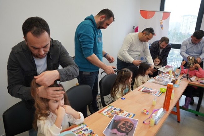 14 Şubat Sevgi Günü’nde babalar kız çocuklarının saçlarını şekillendirdi