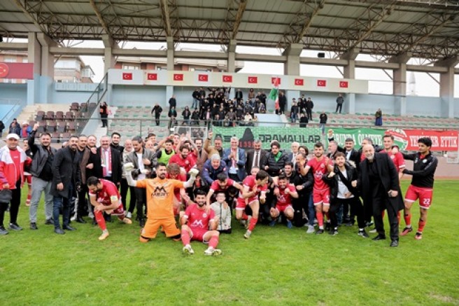 Kadem Başkan Maltepespor’un maçını izledi, futbolcuların sevincine ortak oldu