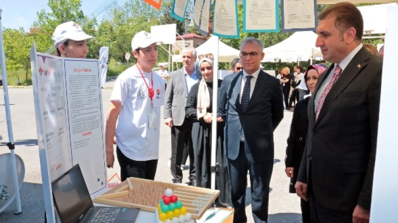 KAYMAKAM TİRYAKİ MTAL’DE TÜBİTAK 4006 BİLİM FUARI AÇILIŞINA KATILDI
