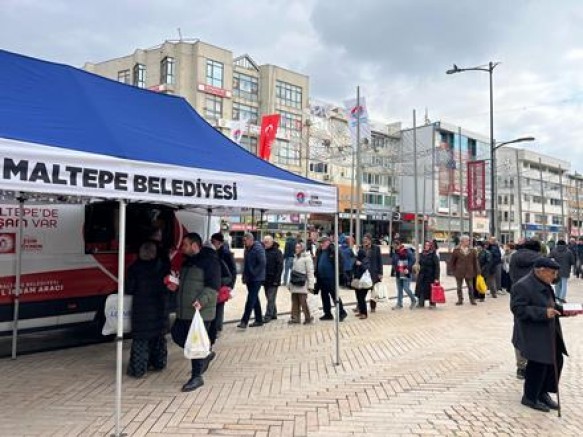 Maltepe Belediyesi kandil simidi dağıttı