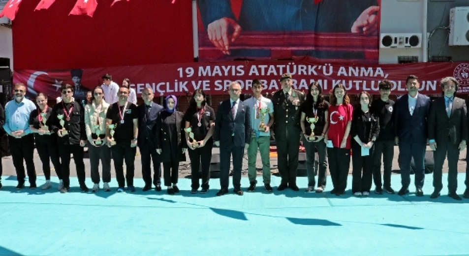 MALTEPE'DE 19 MAYIS COŞKUYLA KUTLANDI 