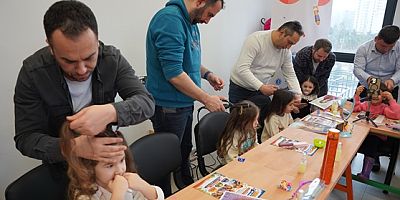 14 Şubat Sevgi Günü’nde babalar kız çocuklarının saçlarını şekillendirdi