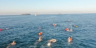 47 yüzücü, Polatlı Sahil’den Hayırsız Ada’ya yüzdü