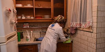BELEDİYE EKİPLERİ TARAFINDAN EVİ DÜZENLİ OLARAK TEMİZLENEN 80 YAŞINDAKİ FATMA TEYZE; “ALLAH DEVLETİMİZE ZEVAL VERMESİN”