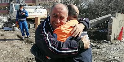HATAY’DA DUYGULANDIRAN SARILMA. GÜNLER SONRA KENDİSİNİ ENKAZDAN KURTARAN EKİPLE BULUŞTU