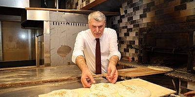 Kadem Başkan fırın ziyaretinde kolları sıvadı, ramazan pidesi yaptı