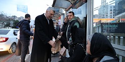 Kadem Başkan, iftar saatinde yolda kalan vatandaşlara iftariyelik ikram etti