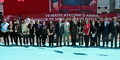 MALTEPE'DE 19 MAYIS COŞKUYLA KUTLANDI 