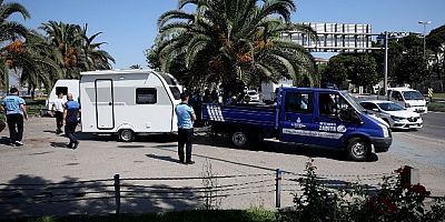 Maltepe sahilinde park halindeki karavanlar kaldırıldı
