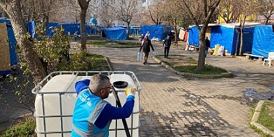 TUZLA BELEDİYESİ EKİPLERİ HATAY’IN KIRSAL KESİMLERİNE TEMİZ SU TAŞIMAYA DEVAM EDİYOR