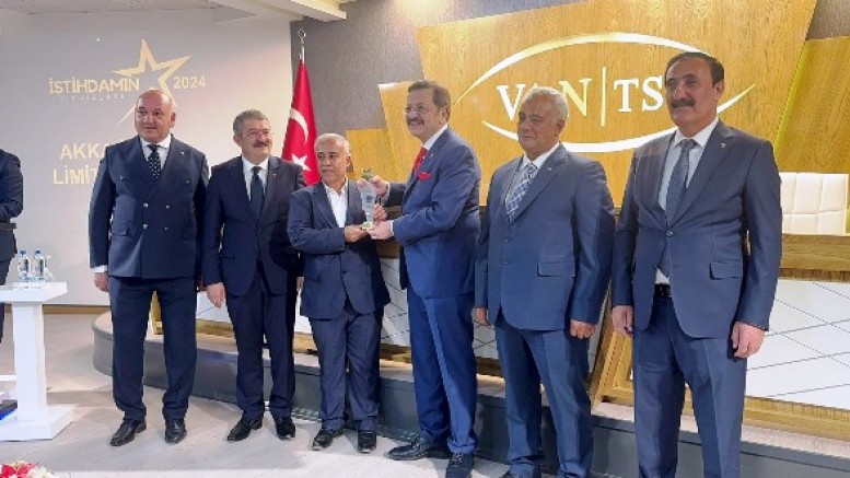 TOBB Başkanı Hisarcıklıoğlu’ndan iş insanı Ahmet Kaval’a ödül