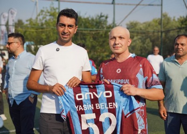 Tuzla Belediye Başkanı Av. Eren Ali Bingöl Kanseri yenen Yasin Belen’în, Tuzla’da zafer maçı hayalini gerçekleştirdi