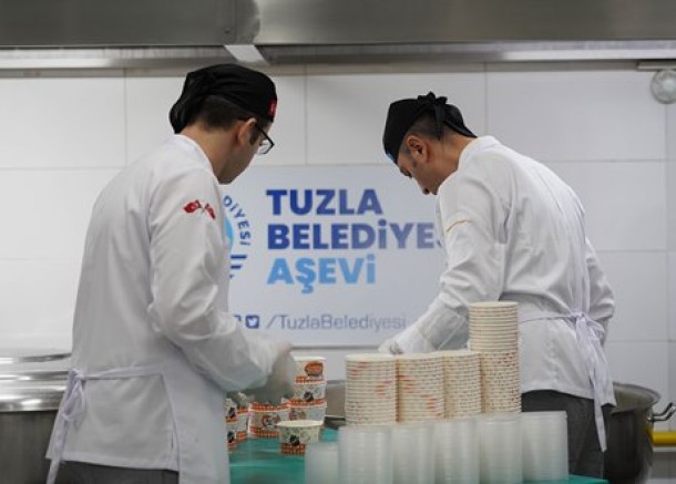 Tuzla Belediyesi’nden her gün 2 bin kişiye sıcak yemek desteği